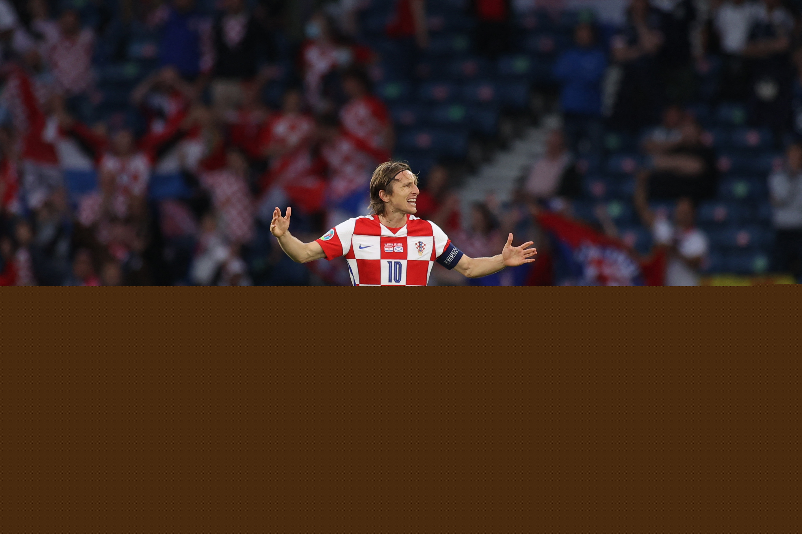 申花1-0新鹏城升至第二 中超冠军悬念最后一轮揭晓